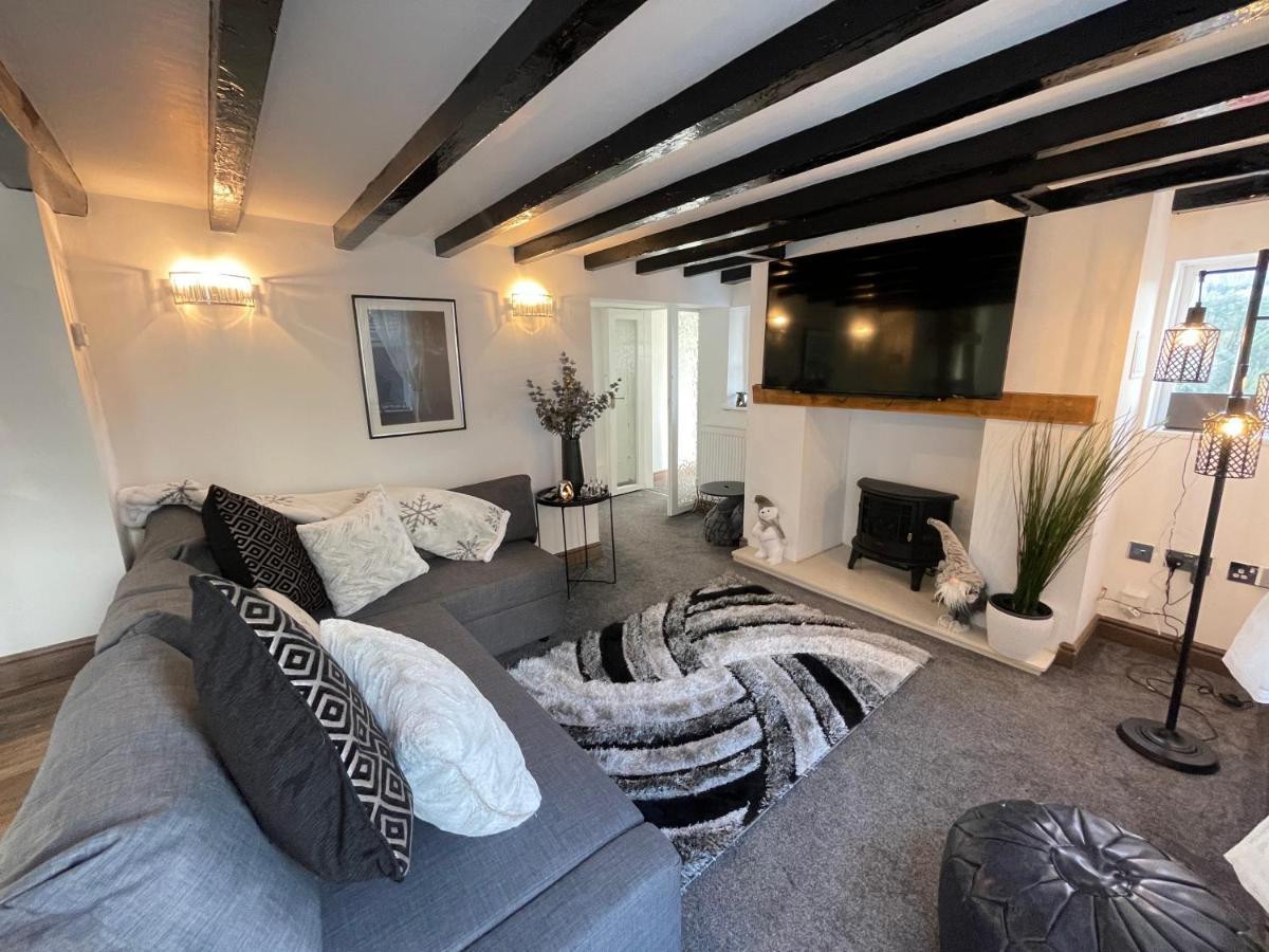 Tollgate House - Luxury Cozy Cottage - Huge Hot Tub - Alton Towers Cheadle  Exterior foto