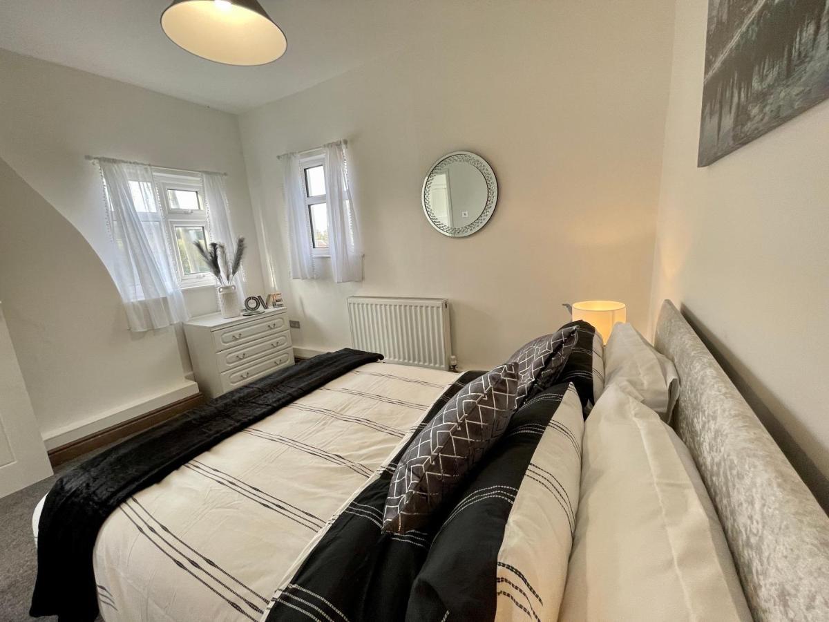 Tollgate House - Luxury Cozy Cottage - Huge Hot Tub - Alton Towers Cheadle  Exterior foto